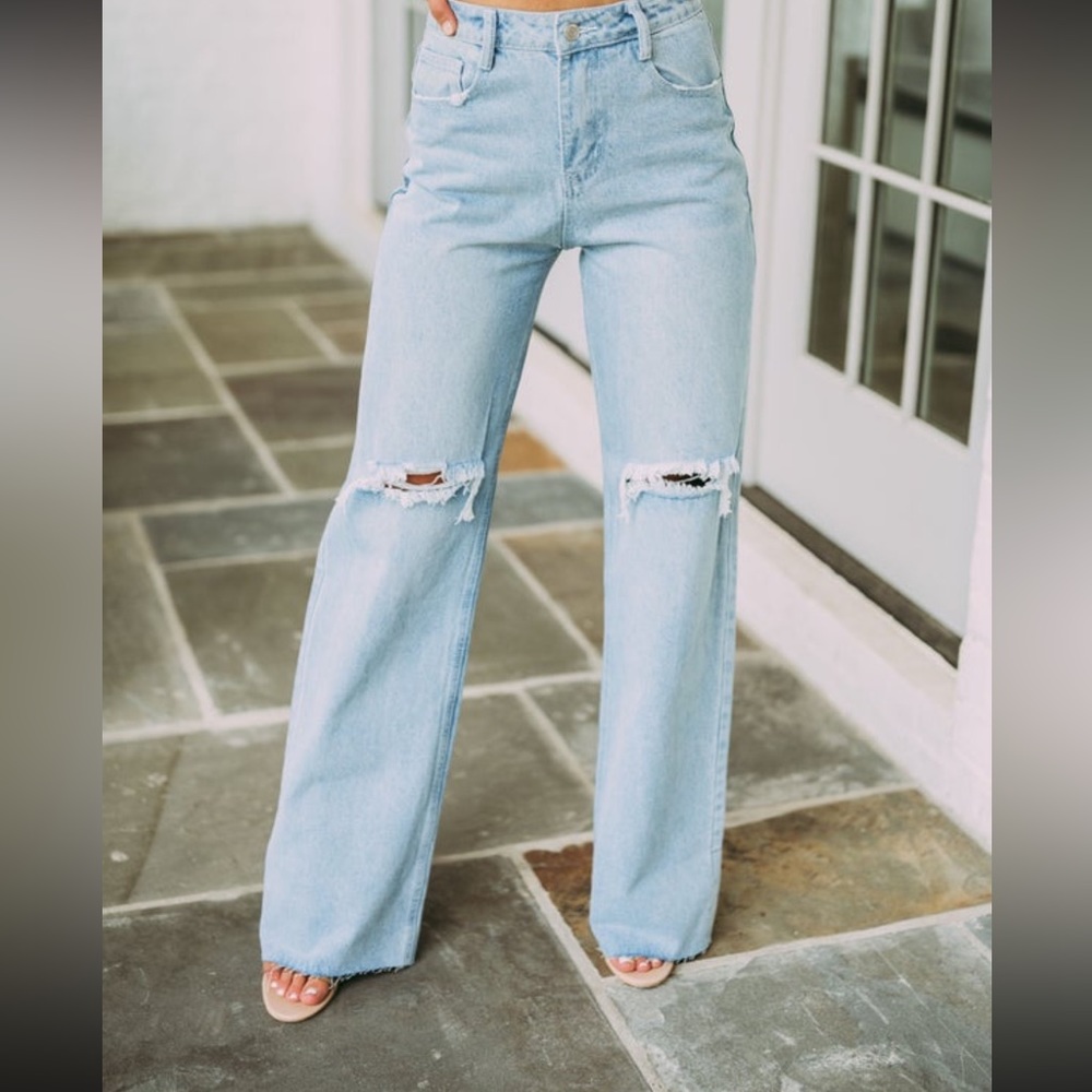 Wide Leg Jeans from These Three Bouqitue